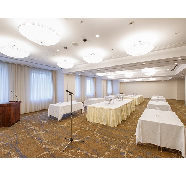 大人数でのパーティー利用なら、ホテル内にあるホール会場をご利用いただけます。お客様のご利用用途に合わせた、レイアウトへの変更も可能です。お気軽にお問合せ下さいませ。