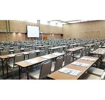 福岡リーセントホテルでは会議室を利用する目的に応じて、様々なレイアウトでご提案が可能です。人数や使い方に合わせて、担当スタッフがお客様専用のレイアウト図面をご用意し、より良い実施に向けてお手伝いさせていただきます。ご心配なことはお気軽にご相談くださいませ。
