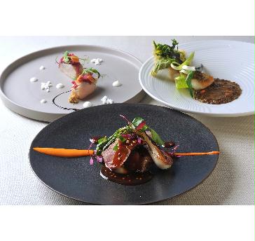 旬の素材を用いたフランス料理でおもてなし致します。
岐阜の食材も随所に使用しているため、県外からのお客様にも好評頂いております。