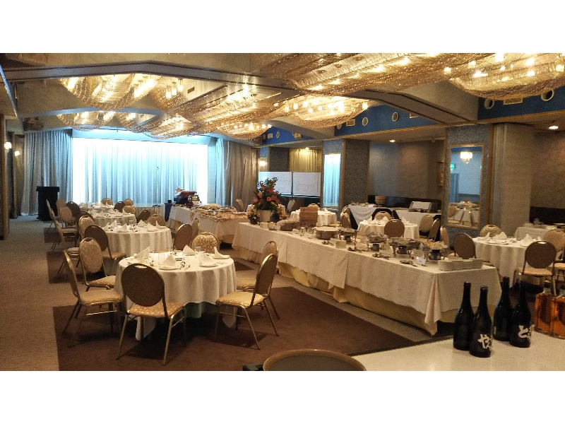 淀の間での着席ビュッフェ形式での宴会風景です。
最大１８０名様まで着席形式ではご利用可能です。