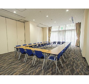 最大シアター型で５０名収容可能です。

お客様の用途に合わせてレイアウトさせていただきます。

「会議・研修・セミナー・展示会・パーティー等」様々なニーズに合わせてご利用いただけます。
