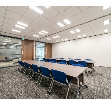 Room DとEを連結させた中規模空間です。20名前後の会議や催事に最適な広さを持ち、白を基調とした清潔感のある内装が特徴。エントランスに近いため、参加者の入退出がスムーズに行える利便性の高いお部屋です