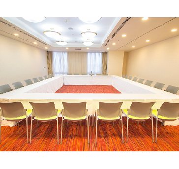 最大シアター型で８０名収容可能です。

企業説明会・講演会・研修会・会議 など様々な用途にご対応致します。
窓が大きく開放感がありアパレル展示会やイベントルームとしてのご利用にも最適です。また、ビル最上階にあり日当たり 眺めも良く最高のロケーション。
