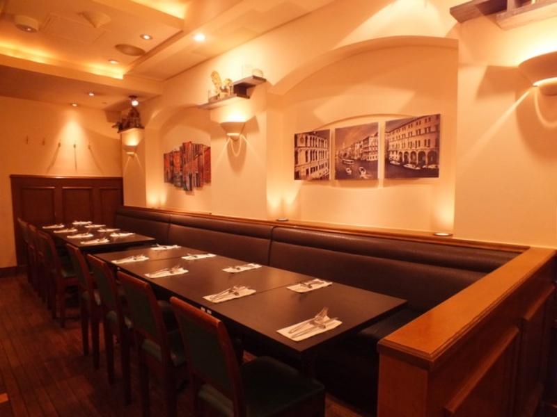 落ち着いた上質な空間にシックなソファ席が印象的。ご会食・接待・歓送迎会など様々なご宴会シーンにご利用いただけます。