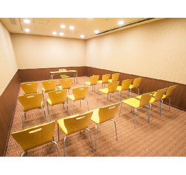 最大シアター型で３０名収容可能です。

企業説明会・講演会・研修会・会議 など様々な用途にご対応致します。
また、アパレル展示会やイベントルームとしてのご利用にも最適です。