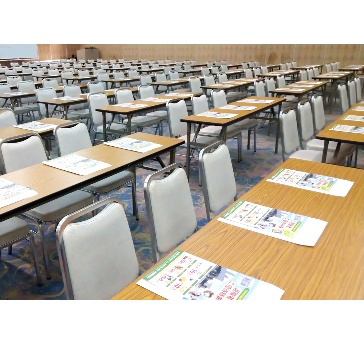 舞鶴の間（BC分割）　300㎡（90坪）
会議室を利用する目的に応じて、様々なレイアウトでご提案が可能です。人数や使い方に合わせて、担当スタッフがお客様専用のレイアウト図面をご用意し、より良い実施に向けてお手伝いさせていただきます。