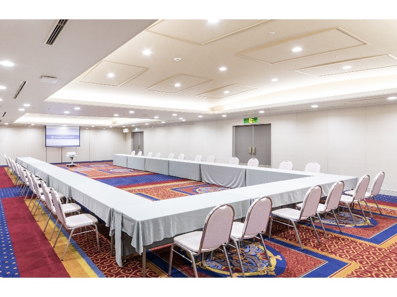 【春日】
白を基調とした落ち着きある空間に、鮮やかな絨毯が華を添え、会議・研修・展示会など幅広い用途に対応します。