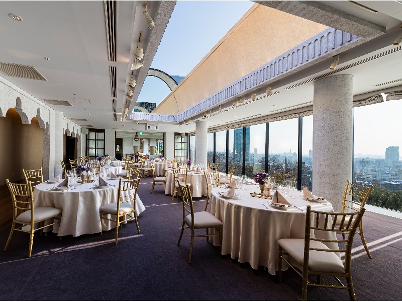 六甲の山々と空に抱かれた【ミラージュヴィラ】
神戸の絶景を一望する特等席

着席：20名～70名　立席：100名
（内メインダイニング　142㎡/43坪）