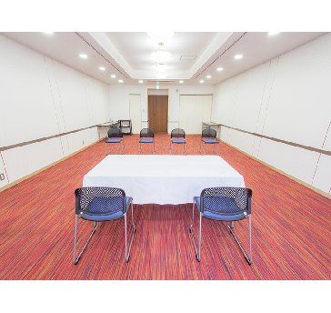 最大シアター型で８０名収容可能です。

お客様の用途に合わせてレイアウトさせていただきます。

「会議・研修・セミナー・展示会・パーティー等」、様々なニーズに合わせてご利用いただけます。
