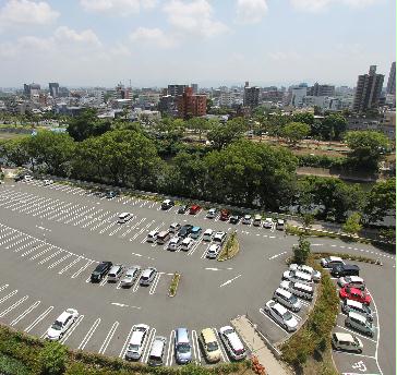 「森の都　熊本」の名にふさわしい緑あふれる景観。光と緑が溢れ、訪れる人を優しく包む、こころ和む空間です。