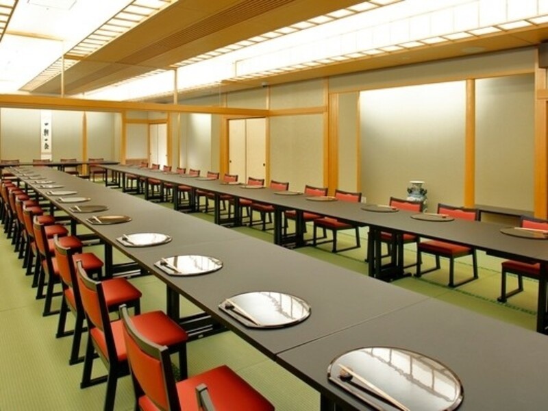 【桂の間】
会場は1/3ずつの小宴会場「桂」「楓」「桐」としてもご利用いただけ小グループ様の貸切宴会などに最適です。