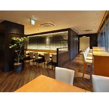 Ｂ１「Restaurant Garden」：店内
お客様の用途に合わせて、レイアウトを変更できます。
外のテラスもご利用いただけます。