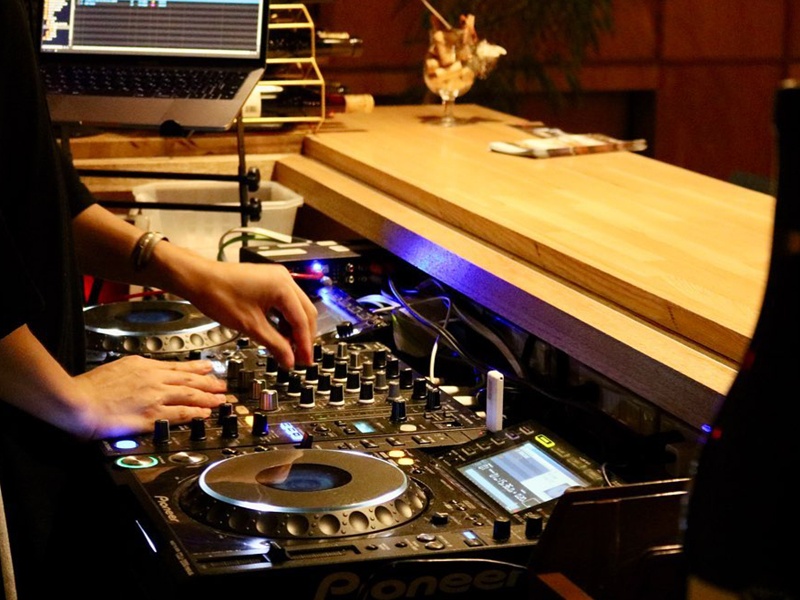 ☆… 最高クラスの音響とDJブース …☆
ドイツ製高性能スピーカーをはじめ最高クラスの音響設備にDJブースも完備しているので様々な演出が実現します。