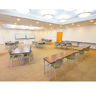 最大シアター型で１２０名収容可能です。

企業説明会・講演会・研修会・会議 など様々な用途にご対応致します。
窓が大きく開放感がありアパレル展示会やイベントルームとしてのご利用にも最適です。また、ビル最上階にあり日当たり 眺めも良く最高のロケーション。