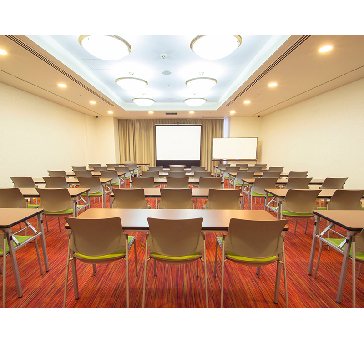 最大シアター型で８０名収容可能です。

企業説明会・講演会・研修会・会議 など様々な用途にご対応致します。
窓が大きく開放感がありアパレル展示会やイベントルームとしてのご利用にも最適です。また、ビル最上階にあり日当たり 眺めも良く最高のロケーション。
