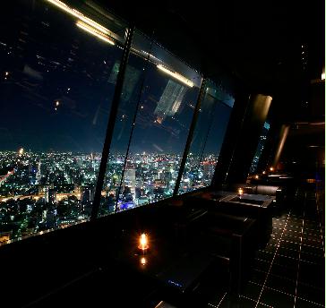 キャンドルの灯りや幻想的な光の演出、ゆったりと寛げるソファなど、大人の企業パーティーや二次会にふさわしい空間です。そして何より、眼下に広がる煌びやかな夜景の美しさが、訪れるゲストを魅了。