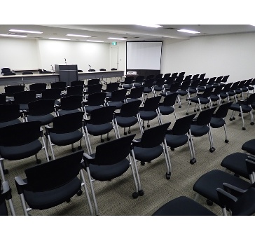 出入口が前後にあり株主総会の会場としても便利です。