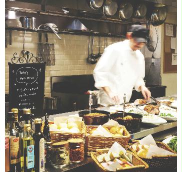 ◆ライブ感あふれるキッチンから運ばれる出来立てのお料理。