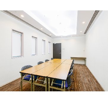 最大シアター型で２２名収容可能です。

お客様の用途に合わせてレイアウトさせていただきます。

採用面接・各種控室・少人数での会議など、多用途にご利用頂いております。