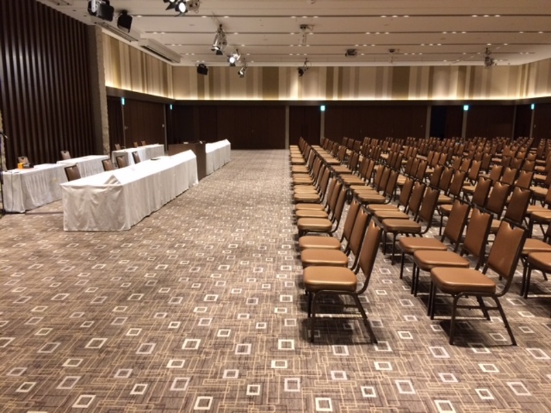 【鳳凰・シアター】シアター形式では、480名名程度、入社式や講演会、各種総会、セミナーなどにご利用いただけます。横断幕や式次第、看板など、会場の広さに合わせた大きさでご用意できます。