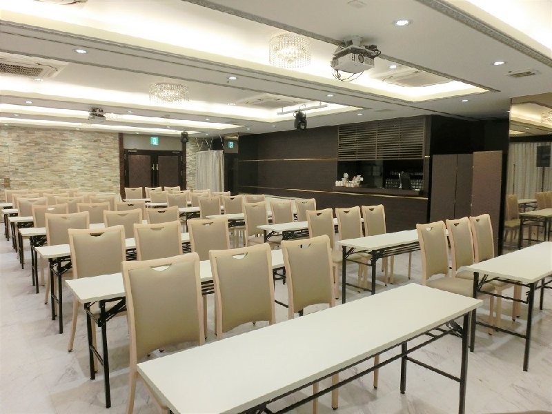 セミナー形式での会議利用や、シアター形式でのイベントなど用途様々！お食事とのセットプランで会場費お得な半額に！