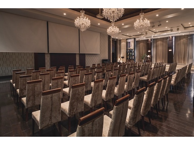 【ニューヨークレキシントン5th邸　セミナー】
表彰式・会議・展示会にピッタリの贅沢空間
バンケット面積	210㎡
天井高	5m
収容人数	立食 30名～180名　 着席 30名～150名
スクール 30名～90名　 シアター 30名～120名