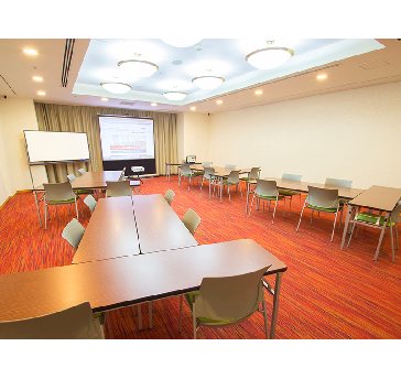 最大シアター型で８０名収容可能です。

企業説明会・講演会・研修会・会議 など様々な用途にご対応致します。
窓が大きく開放感がありアパレル展示会やイベントルームとしてのご利用にも最適です。また、ビル最上階にあり日当たり 眺めも良く最高のロケーション。
