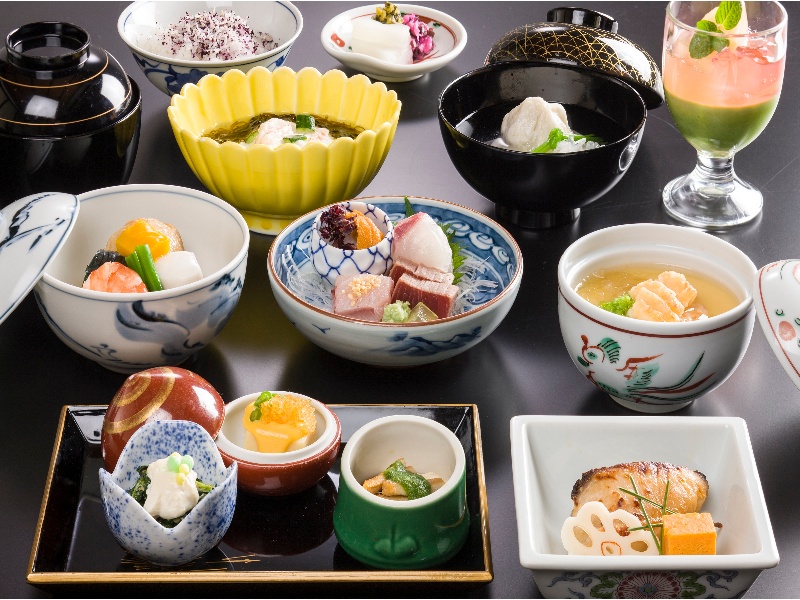 【法要プラン「カサブランカ」】
行き届いたおもてなしとお料理で故人を偲ぶゆったりとした時間を