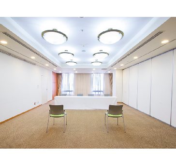 最大シアター型で６０名収容可能です。

企業説明会・講演会・研修会・会議 など様々な用途にご対応致します。
窓が大きく開放感がありアパレル展示会やイベントルームとしてのご利用にも最適です。また、ビル最上階にあり日当たり 眺めも良く最高のロケーション。