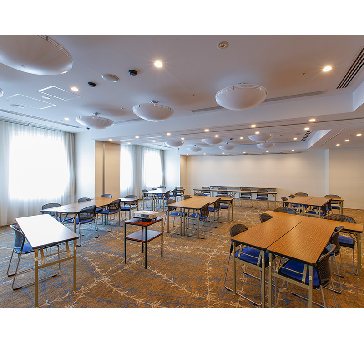 最大シアター型で１００名収容可能です。

お客様の用途に合わせてレイアウトさせていただきます。

「会議・研修・セミナー・展示会・パーティー等」様々なニーズに合わせてご利用いただけます。