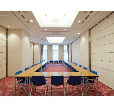 最大シアター型で５０名収容可能です。

お客様の用途に合わせてレイアウトさせていただきます。

「会議・研修・セミナー・展示会・パーティー等」様々なニーズに合わせてご利用いただけます。