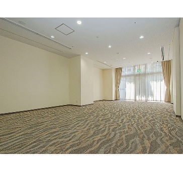 大人数でのパーティー利用ですと、ホテル内にあるホール会場にてご利用いただけます。
お客様のご利用用途に合わせてテーブルレイアウトも変更可能です。