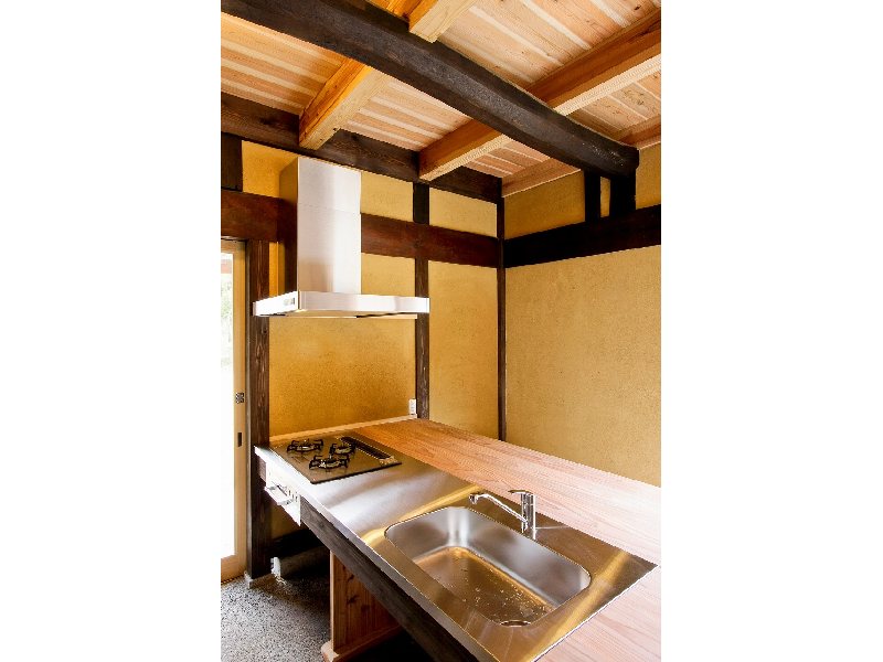キッチン、調理器具、食器類が一通り揃っております。庭でBBQもしていただけます（BBQ設備のレンタルもございます）。