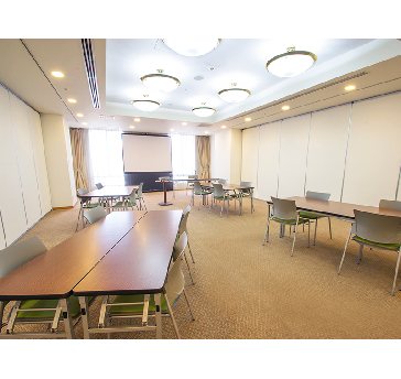 最大シアター型で６０名収容可能です。

企業説明会・講演会・研修会・会議 など様々な用途にご対応致します。
窓が大きく開放感がありアパレル展示会やイベントルームとしてのご利用にも最適です。また、ビル最上階にあり日当たり 眺めも良く最高のロケーション。