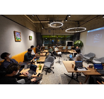 プロジェクター完備！WORK SPACE 貸切（着席、最大25名）6時間貸切プラン55,000 円（税込）追加1時間＋11,000円（税込）