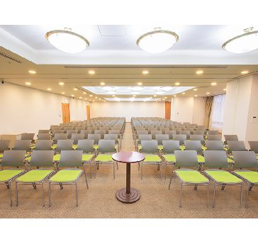 当会場の中で最も広い２００㎡の会場になります。最大シアター型で２００名収容可能です。

企業説明会・講演会・研修会・会議 など様々な用途にご対応致します。
窓が大きく開放感がありアパレル展示会やイベントルームとしてのご利用にも最適です。また、ビル最上階にあり日当たり 眺めも良く最高のロケーション。
パーティー会場としても人気の会場となります。