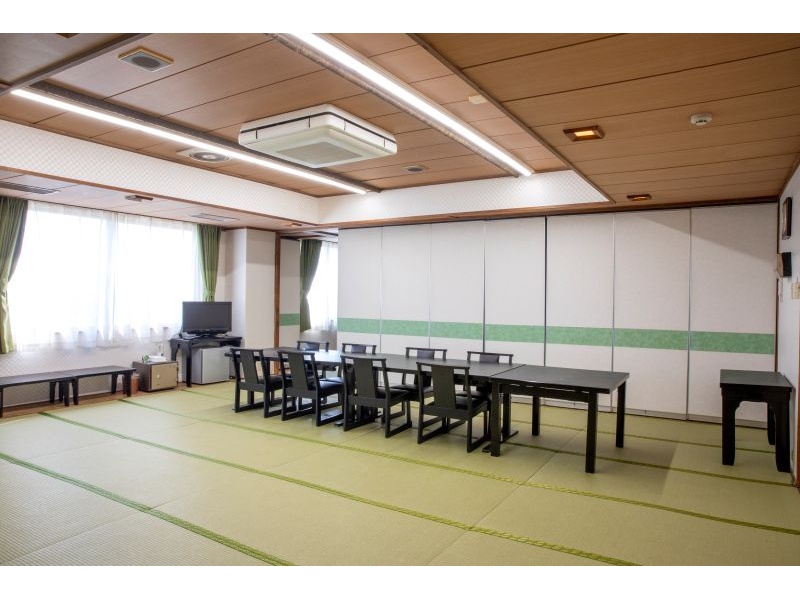 小・中宴会場「しおさい」
和室68畳を2分割して少人数でのご対応も可能です。