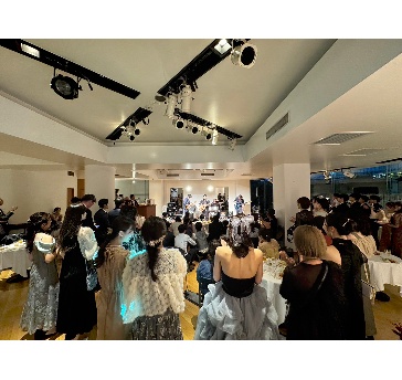 照明演出等を利用し会場の雰囲気をかえることも可能です。