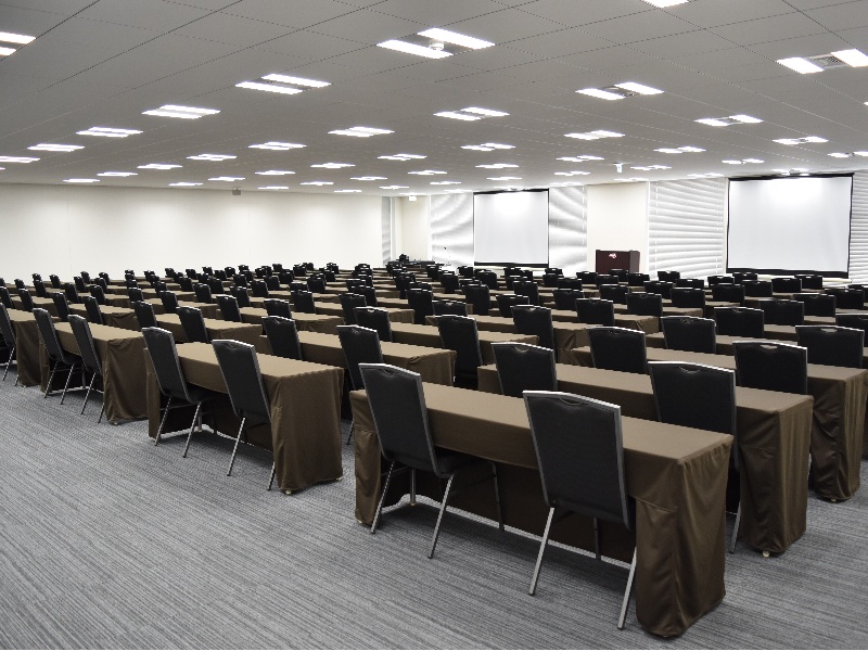 最大252名収容の 大型ホール含む全9室。
会議や研修、セミナーに おすすめなハイスペック イベント会場。