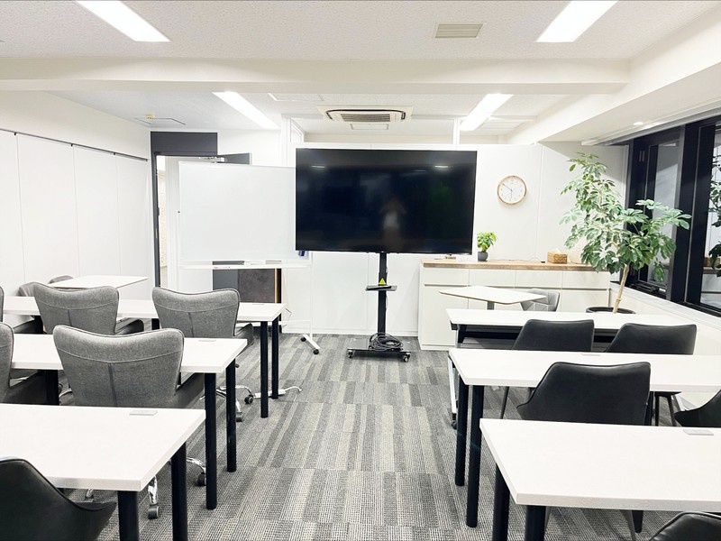 【最大30名】SpaceA
21名着席/オフサイトMTG・研修・イベント・懇親会に最適/飲食OK/オシャレ＆カジュアルな雰囲気でリーズナブルなのが好評。