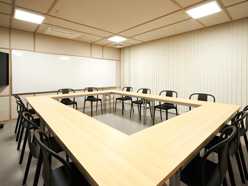 ■マルチルーム『ロの字形式』
報告会、定例会議等にお勧めです。
最大収容人数は18名様までとなります。
大型モニターを利用してのWEB会議、ホワイトボードも完備しており使用料は会場費に含んでおります。
