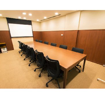 最大ロの字型で１２名収容可能です。

採用面接・各種控室・少人数での会議など、多用途にご利用頂いております。