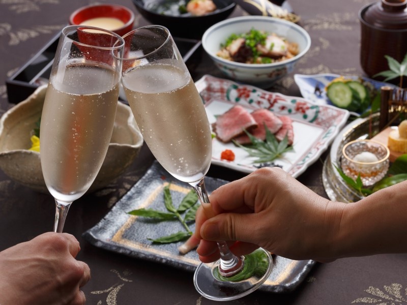 日本料理の技法を守りながら新しい洋の食材も用いて新たな懐石に日々挑戦しています。