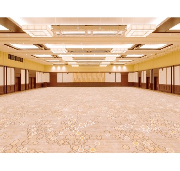 同窓会・懇親会・歓送迎会などのパーティーをはじめ、社員総会・周年パーティ・アワード・入社式など企業イベントまであらゆる催しに対応できます。
会場前のロビー（約400m²）に専用クロークの設備も可能です。
また、会場を半分に仕切って中宴会場としてもご利用いただけます。