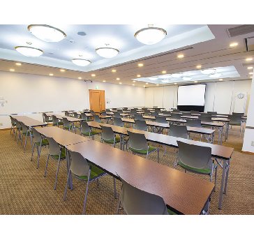 最大シアター型で１２０名収容可能です。

企業説明会・講演会・研修会・会議 など様々な用途にご対応致します。
窓が大きく開放感がありアパレル展示会やイベントルームとしてのご利用にも最適です。また、ビル最上階にあり日当たり 眺めも良く最高のロケーション。
