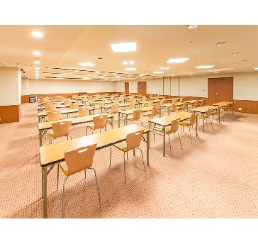 当会場の中で最も広い１７６㎡の会場になります。最大シアター型で１３４名収容可能です。

企業説明会・講演会・研修会・会議 など様々な用途にご対応致します。
また、アパレル展示会やイベントルームとしてのご利用にも最適です。