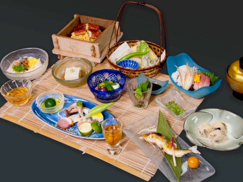 【忘年会・歓送迎会・同窓会・宴会・企業パーティープラン】◇ 夏限定（6月～8月）◇ 夕食コース：夜の川床料理　※舞妓さん付き！