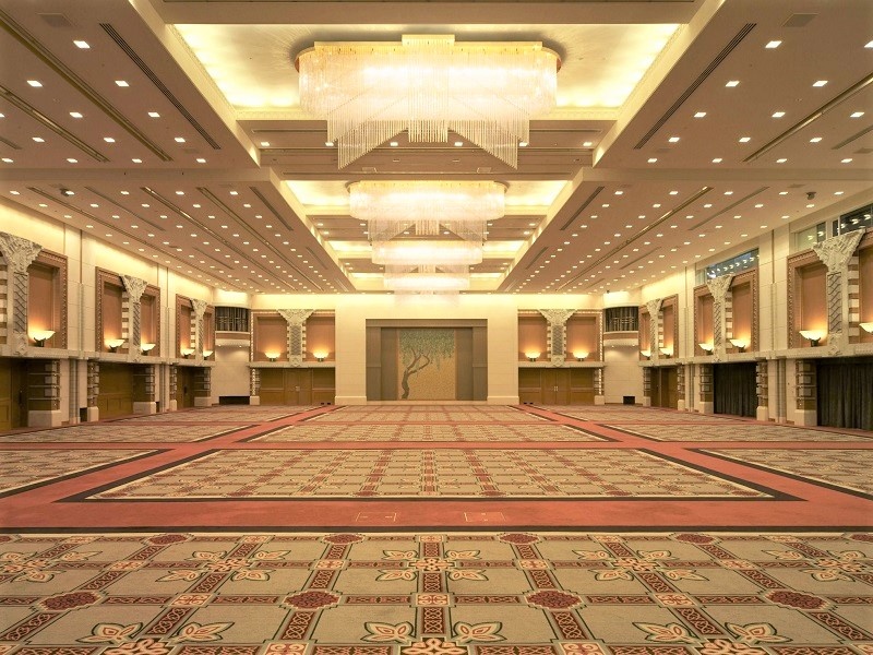 3階 孔雀の間
・面積：1,665m²　　天井高：7.8m
・カクテルブフェ：1,500、着席ブフェ：560名、正餐：750名、シアター：1,200名、スクール：740名