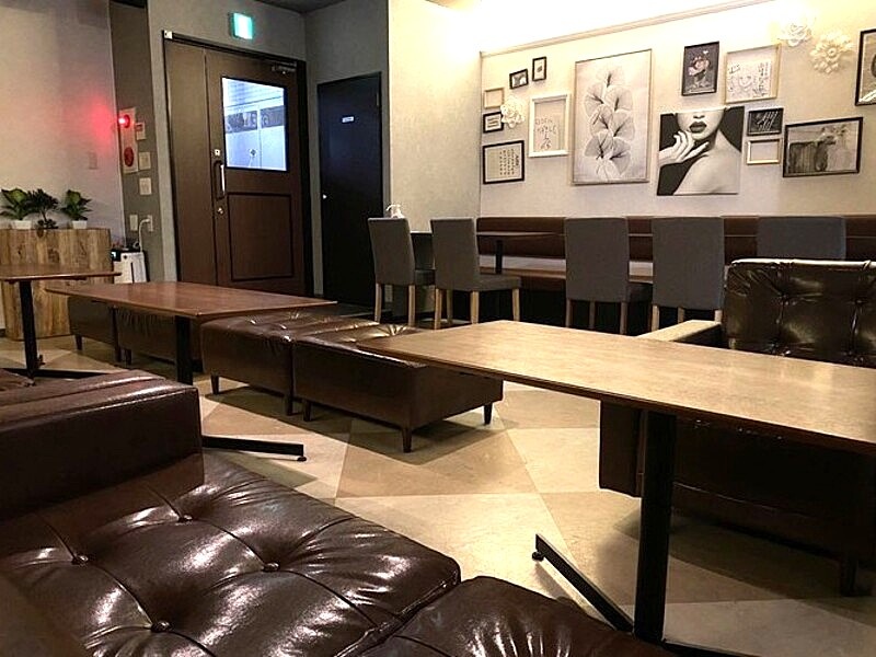 【会場】
壁一面にアートが施されたアーティスティックな空間が広がります。
