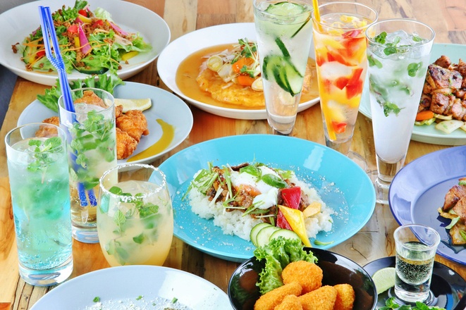 料理とドリンクを囲むパーティー利用イメージ